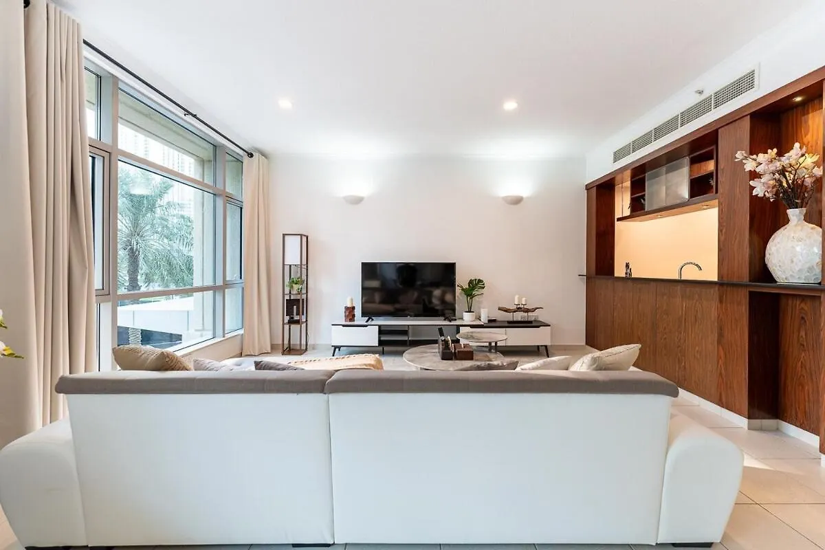 Chic 1-Bedroom Getaway With Downtown Living Charm Dubaj Apartmán