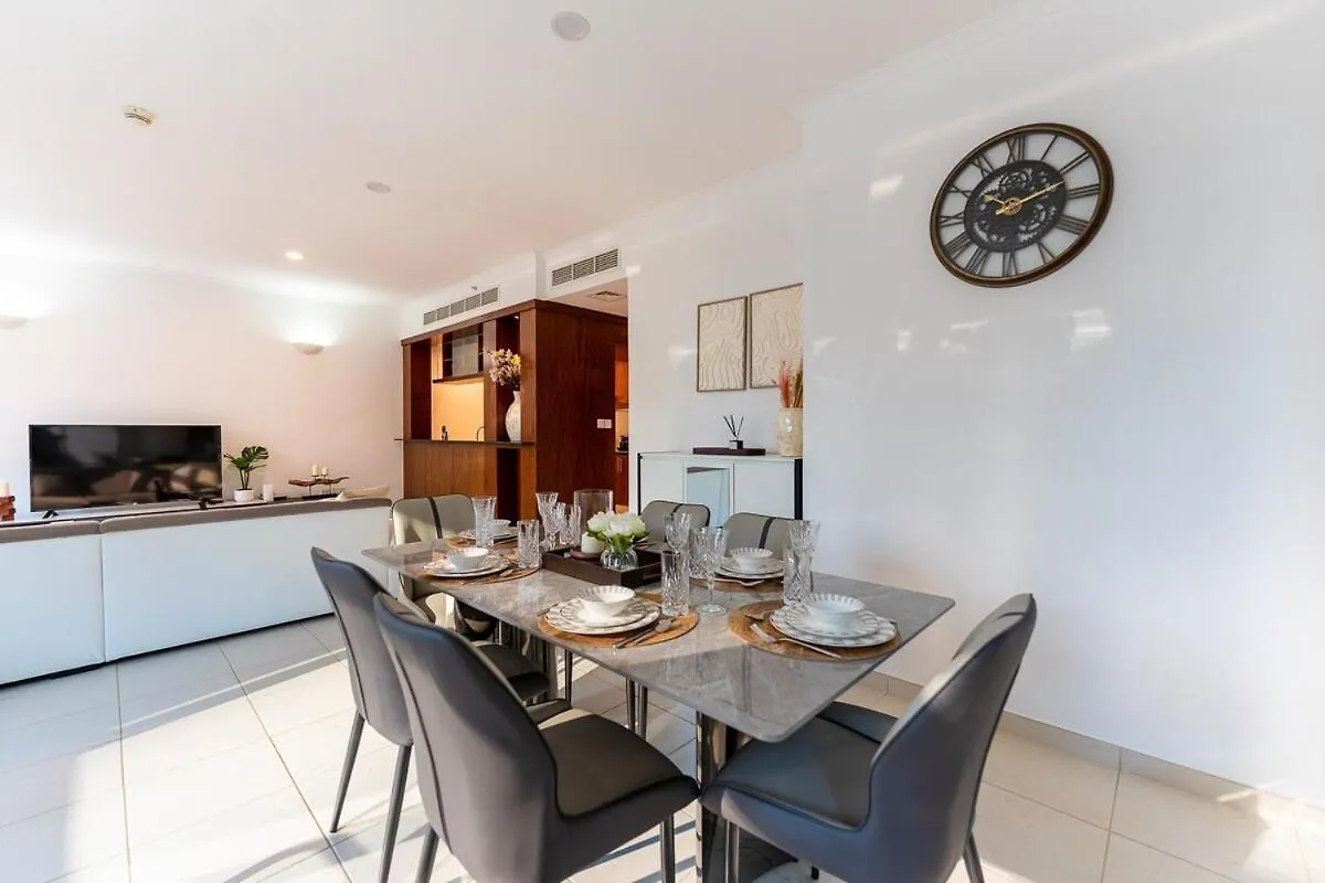 Chic 1-Bedroom Getaway With Downtown Living Charm Dubaj