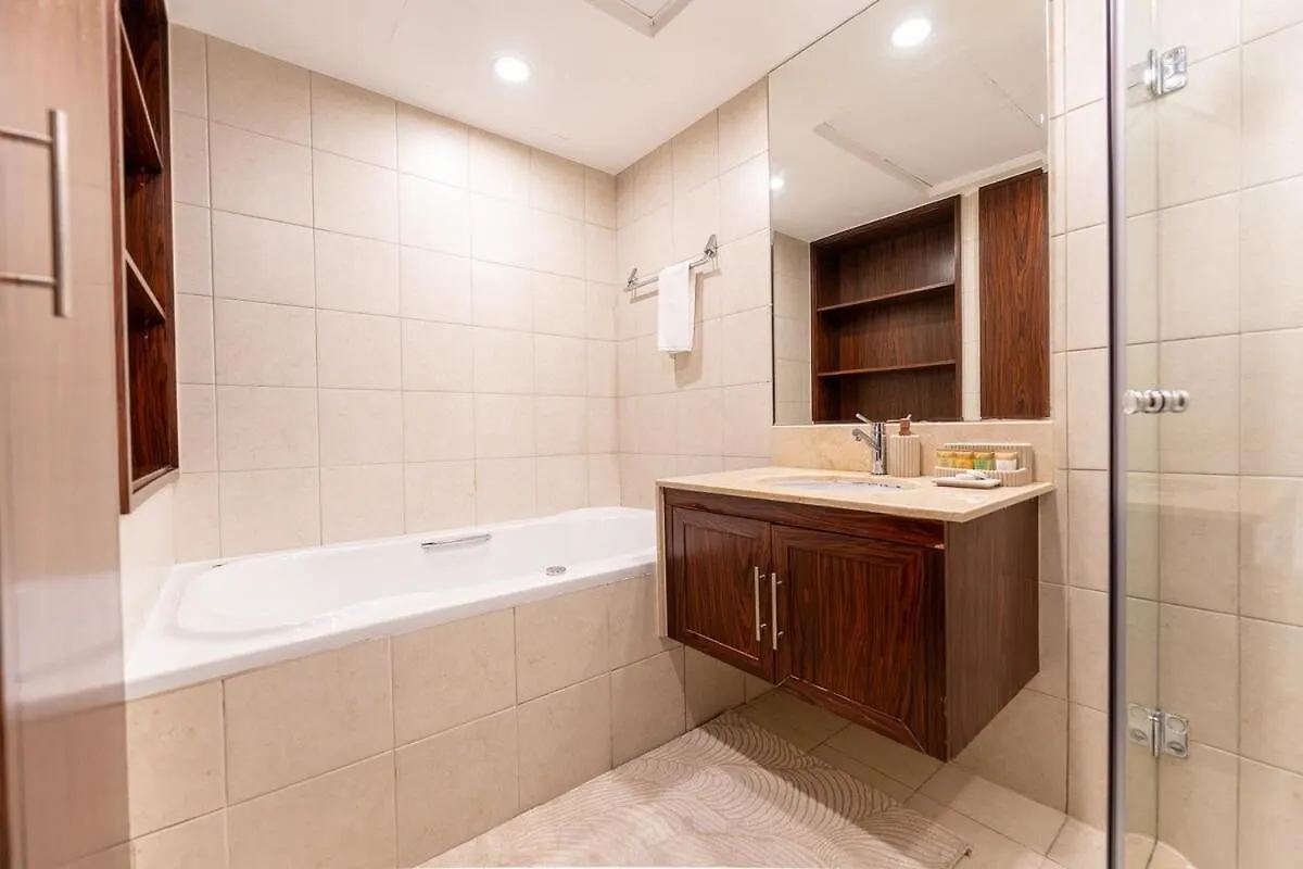 Chic 1-Bedroom Getaway With Downtown Living Charm Dubaj