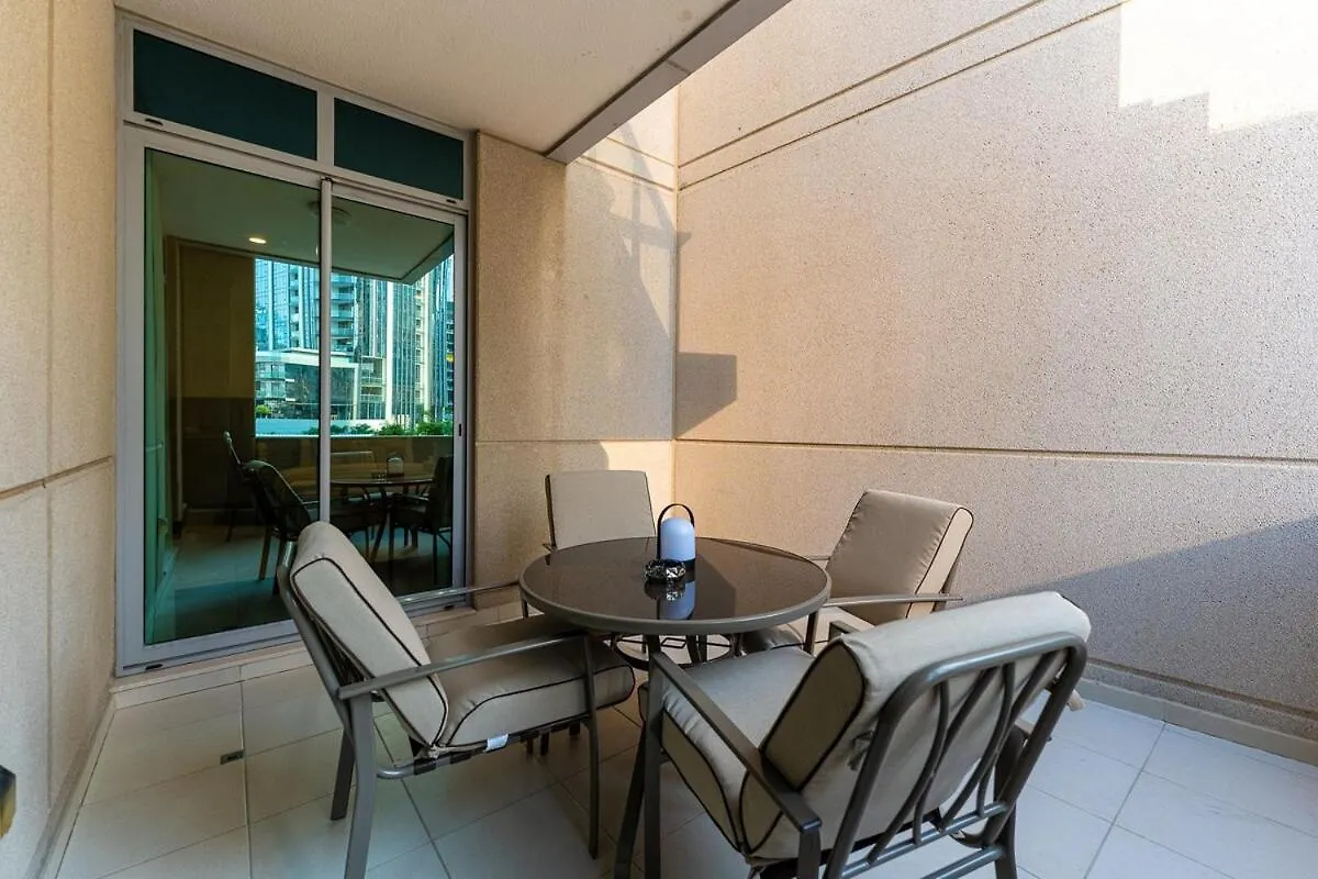 Chic 1-Bedroom Getaway With Downtown Living Charm Dubaj
