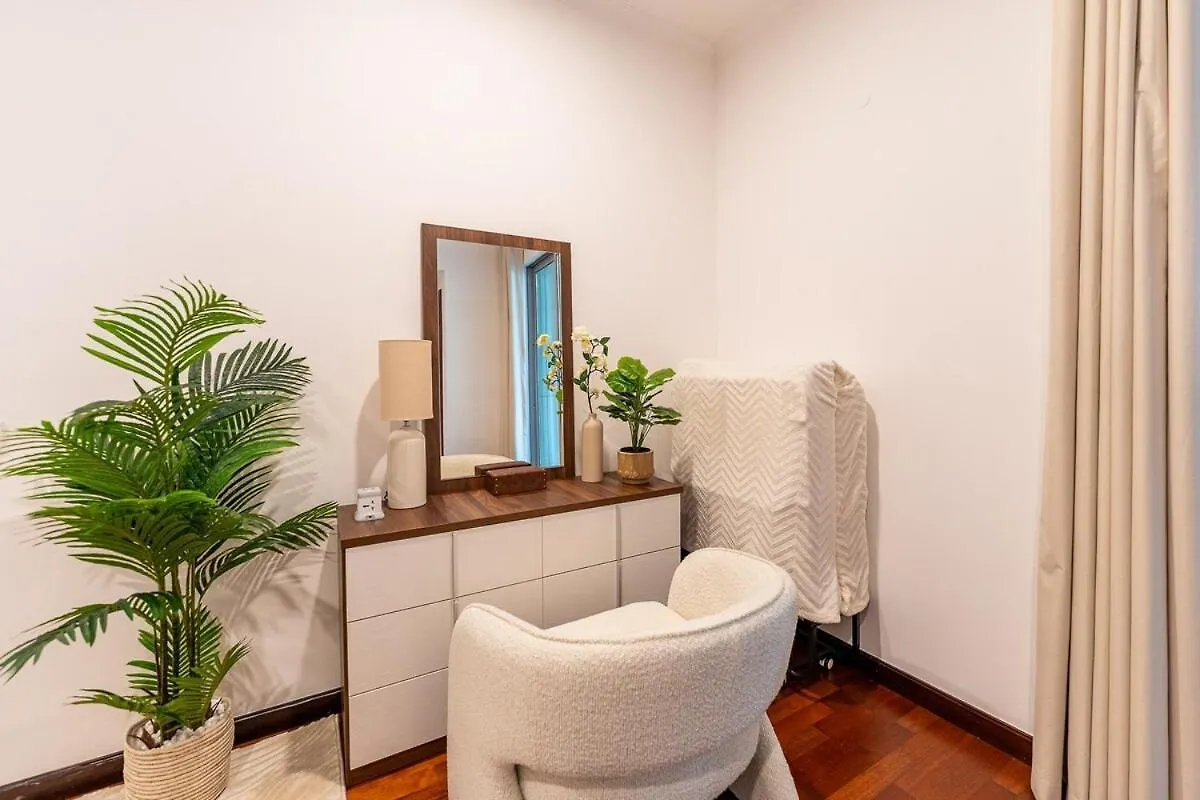 Chic 1-Bedroom Getaway With Downtown Living Charm Dubai Apartment